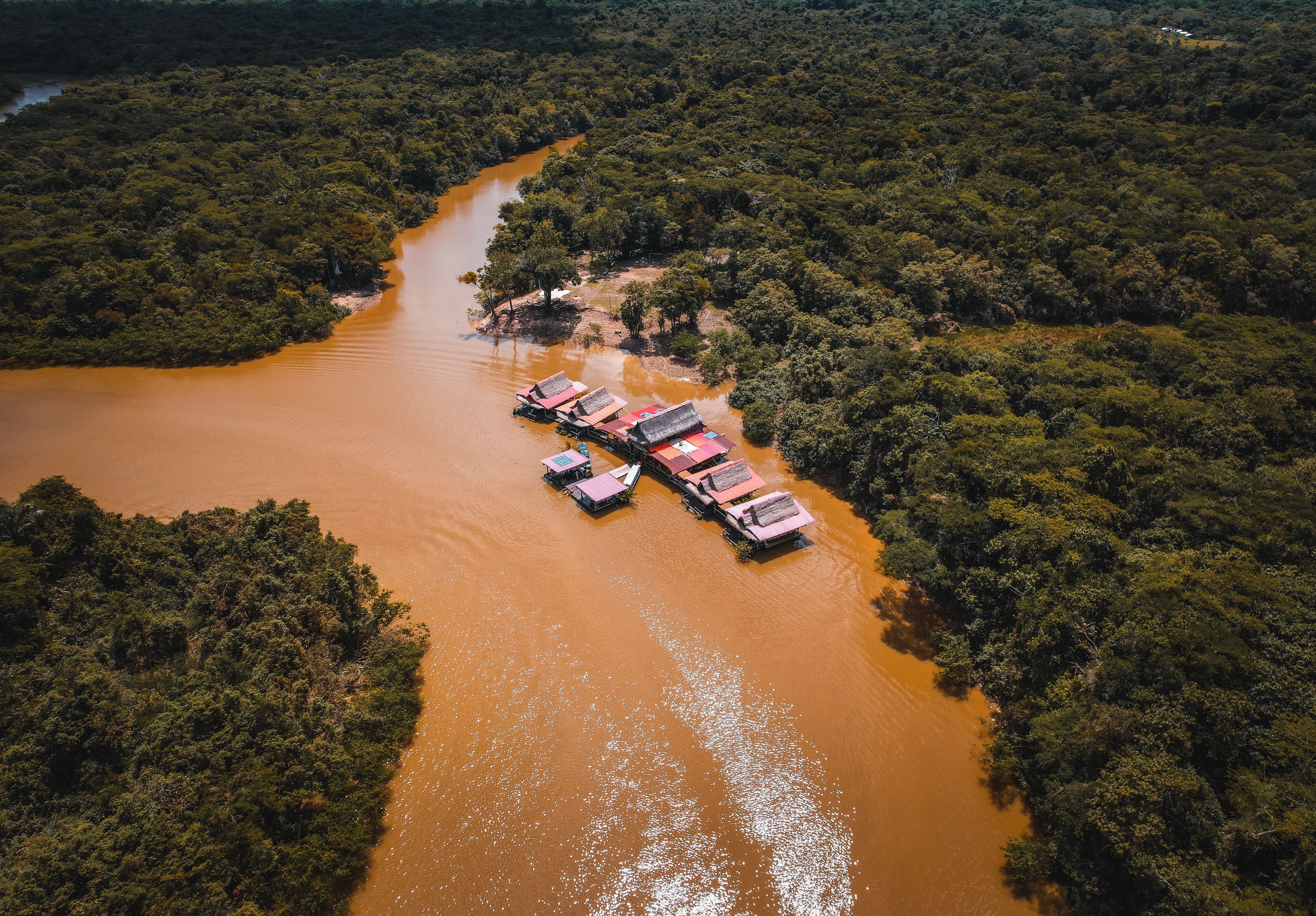Canoas na curva de rio amazônico