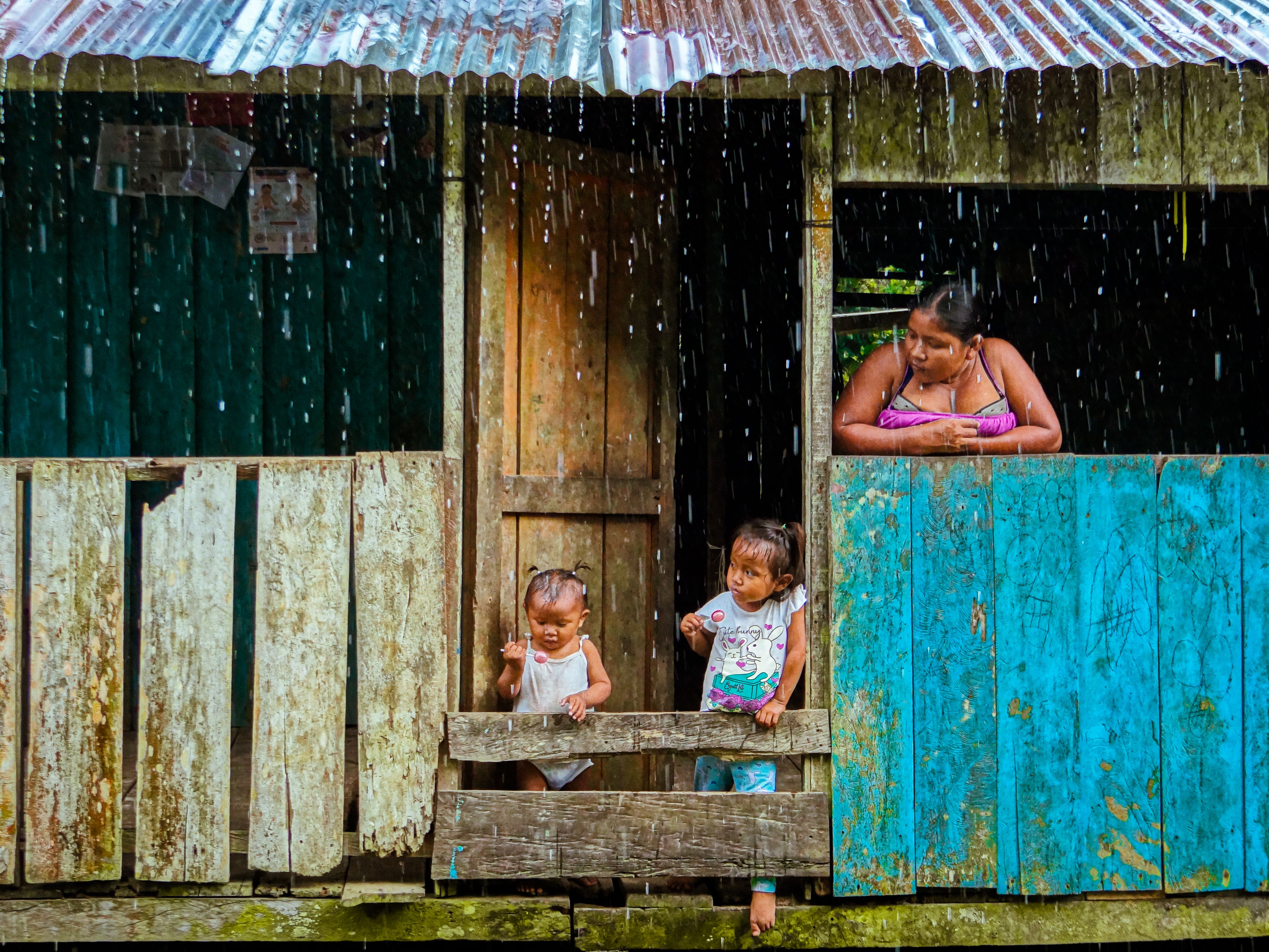 Comunidade ribeirinha em casa de palafita durante a chuva na Amazônia