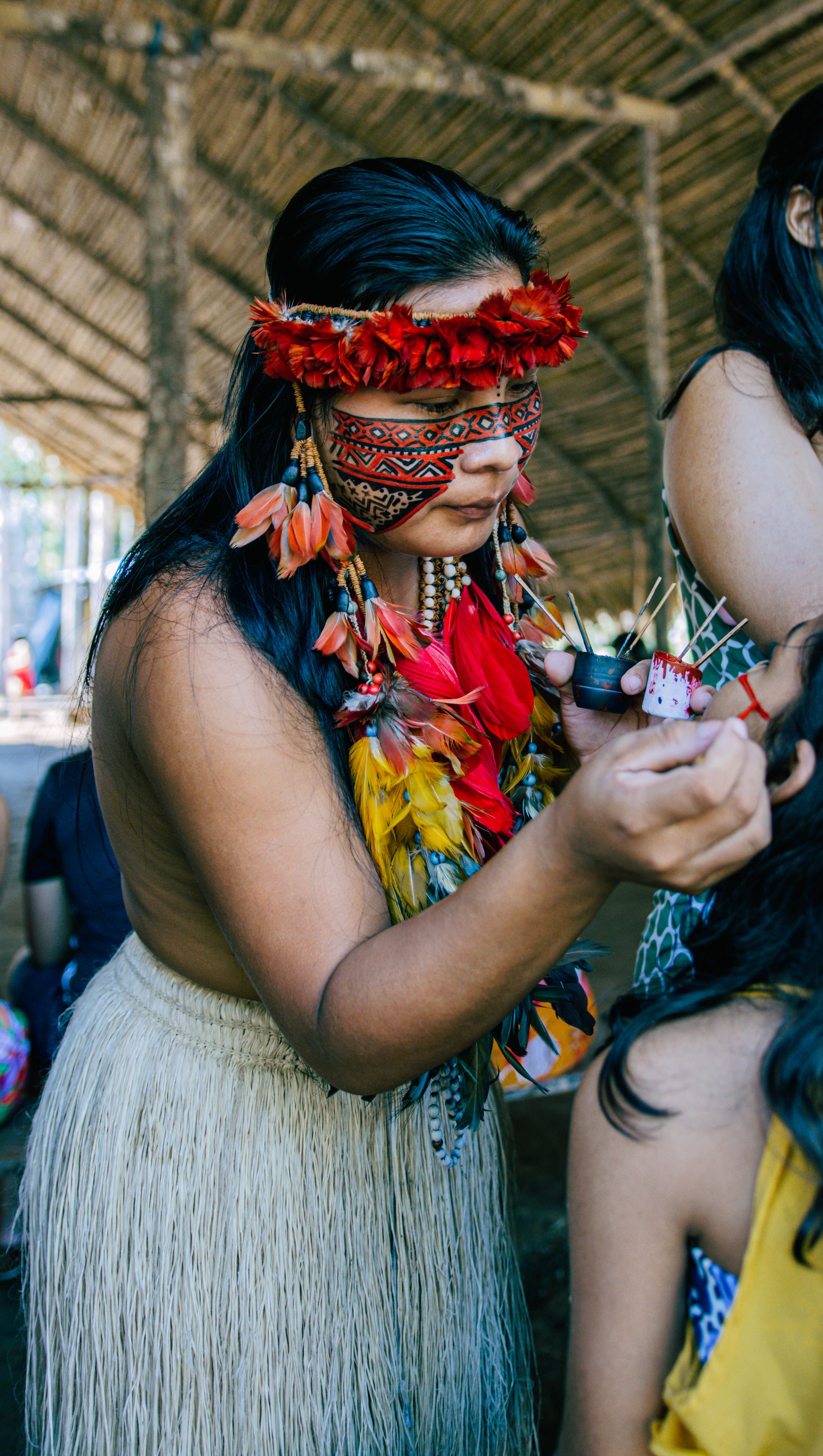 Mulher indígena em pintura corporal cerimonial tradicional amazônica